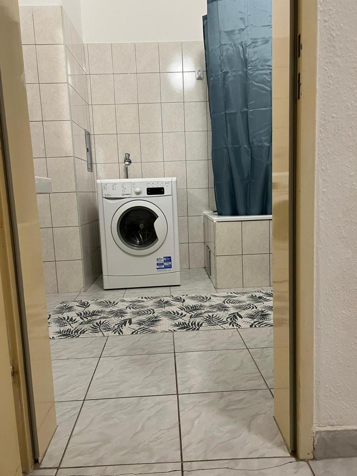 Lovely 3br Apt Next To Meidling Station Apartment