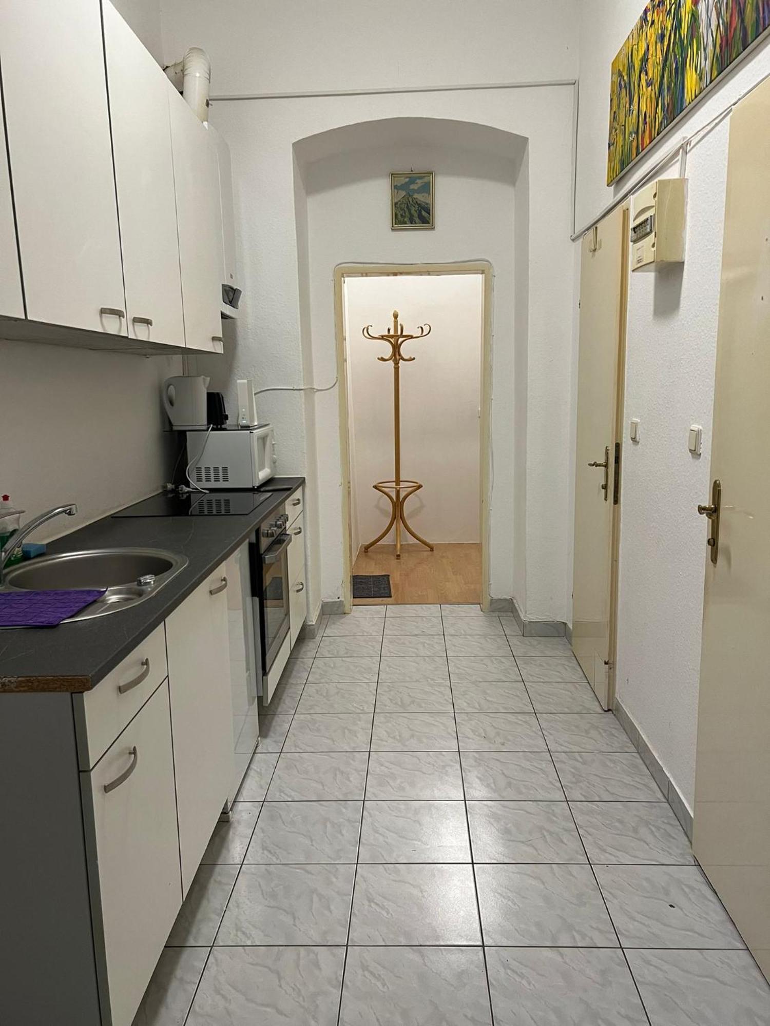 Lovely 3br Apt Next To Meidling Station