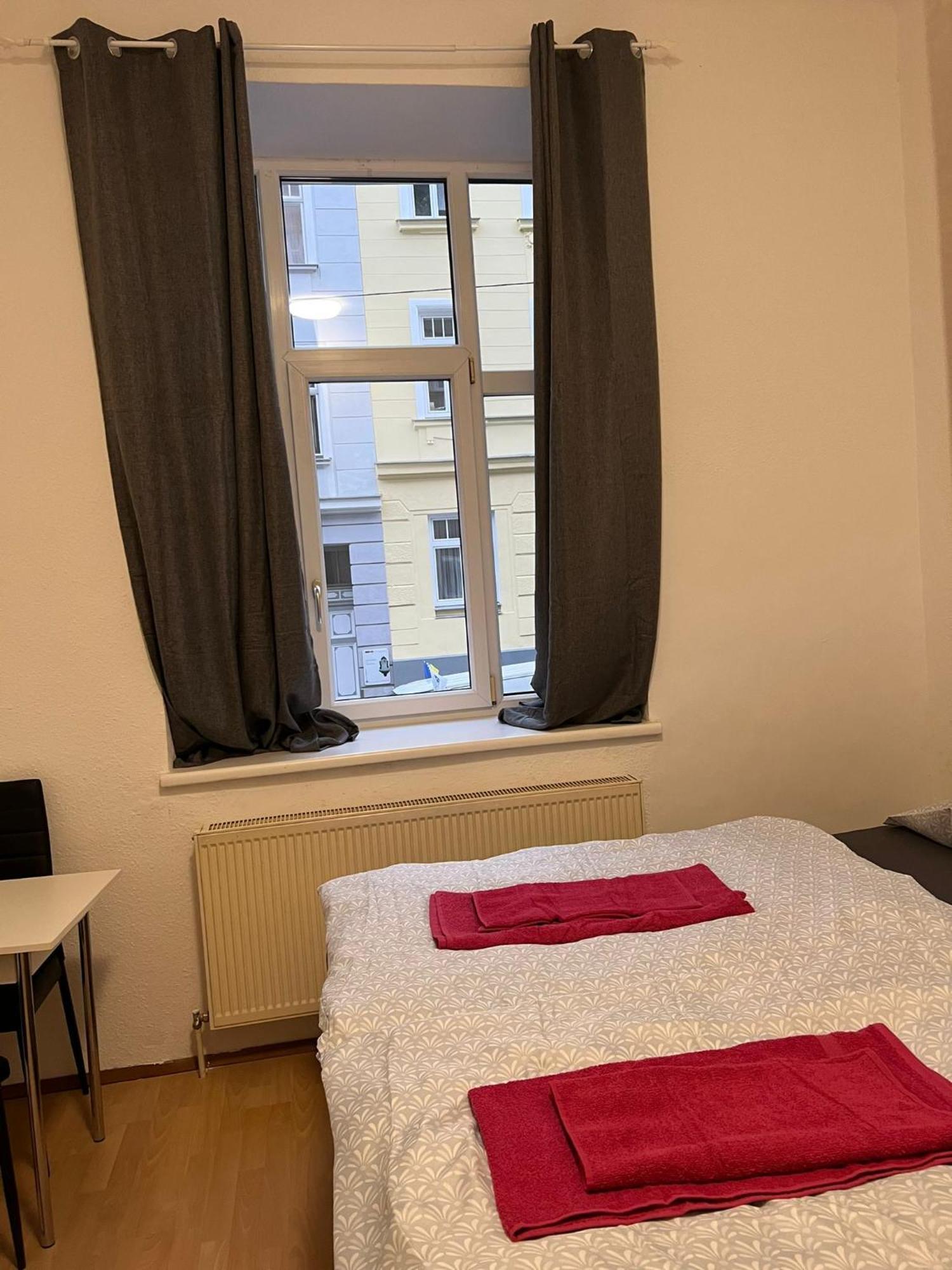 Lovely 3br Apt Next To Meidling Station Apartment